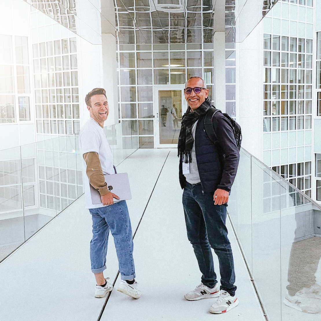 Quentin Lavallée-Bourdeau et Abdel dans un couloir extérieur blanc d'un bâtiment