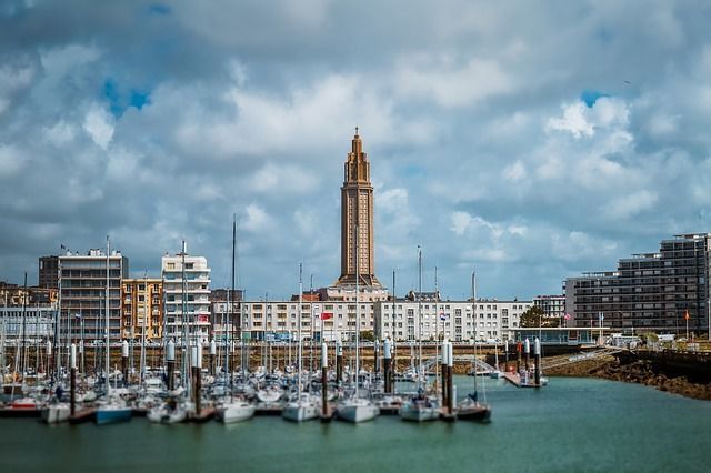 Le port du Havre et la tour de l'église Saint-Joseph