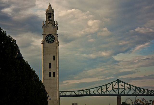 La Tour de l'horloge et le pont Jacques-Cartier, à Montréal (via Pixabay)