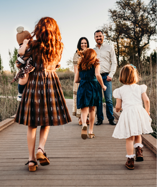 Une famille heureuse au coucher du soleil