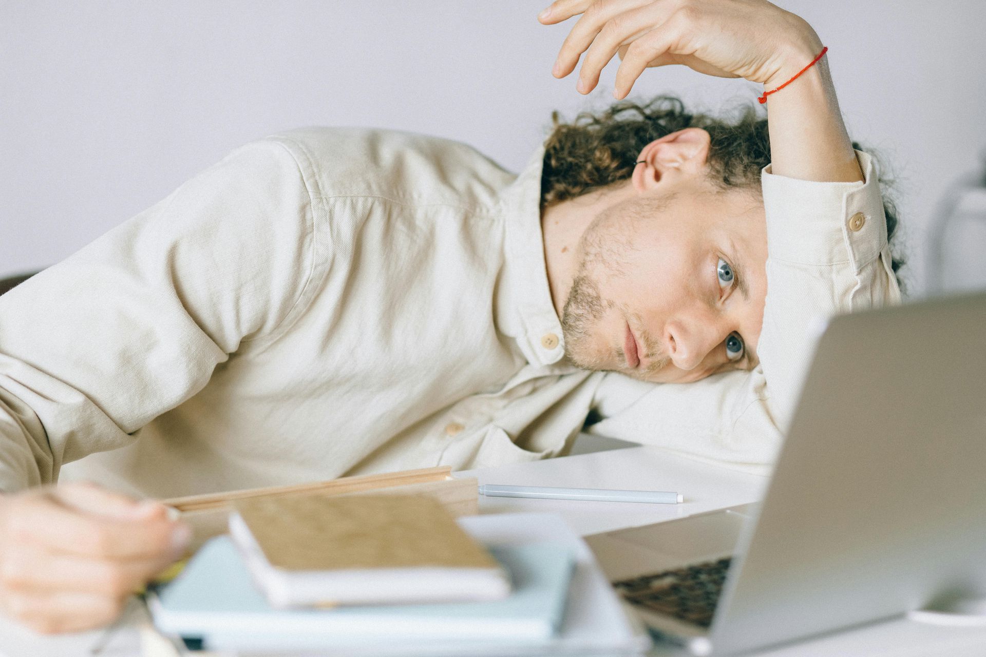 Un homme qui s'ennuie au travail