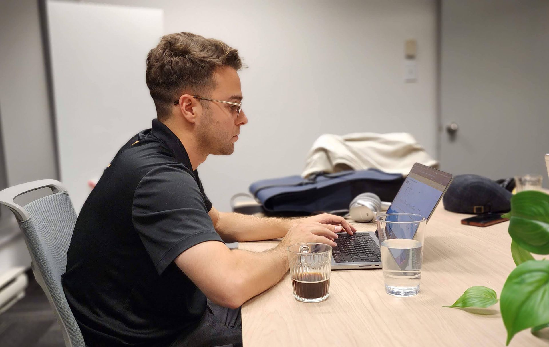Quentin Lavallée-Bourdeau qui travaille dans un bureau