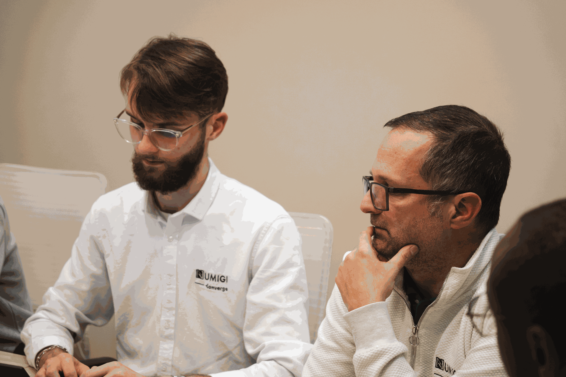 Loan et Bruno, développeurs Numigi, collaborant sur un projet d'automatisation