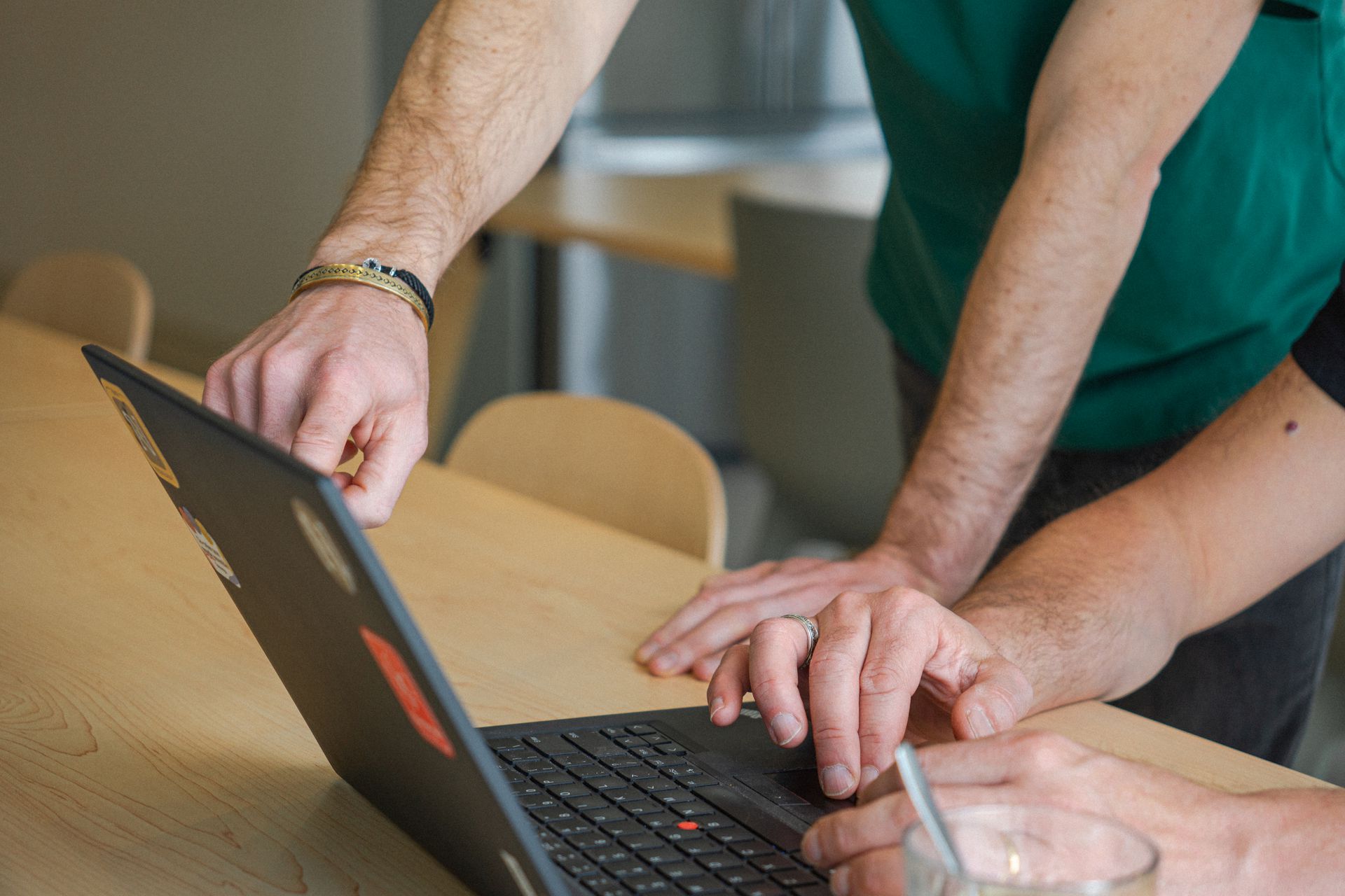 Écran portable d'un employé montrant le logiciel Acomba sur l'ordinateur